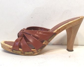 1970s maroon leather and wood platform sandals - size 8 - 1970s platform shoes - 1970s sandals