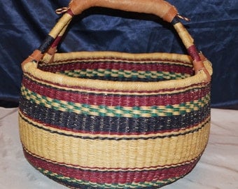 Mains d'une femme âgée tissant un panier, un artisanat traditionnel moderne transmis de
