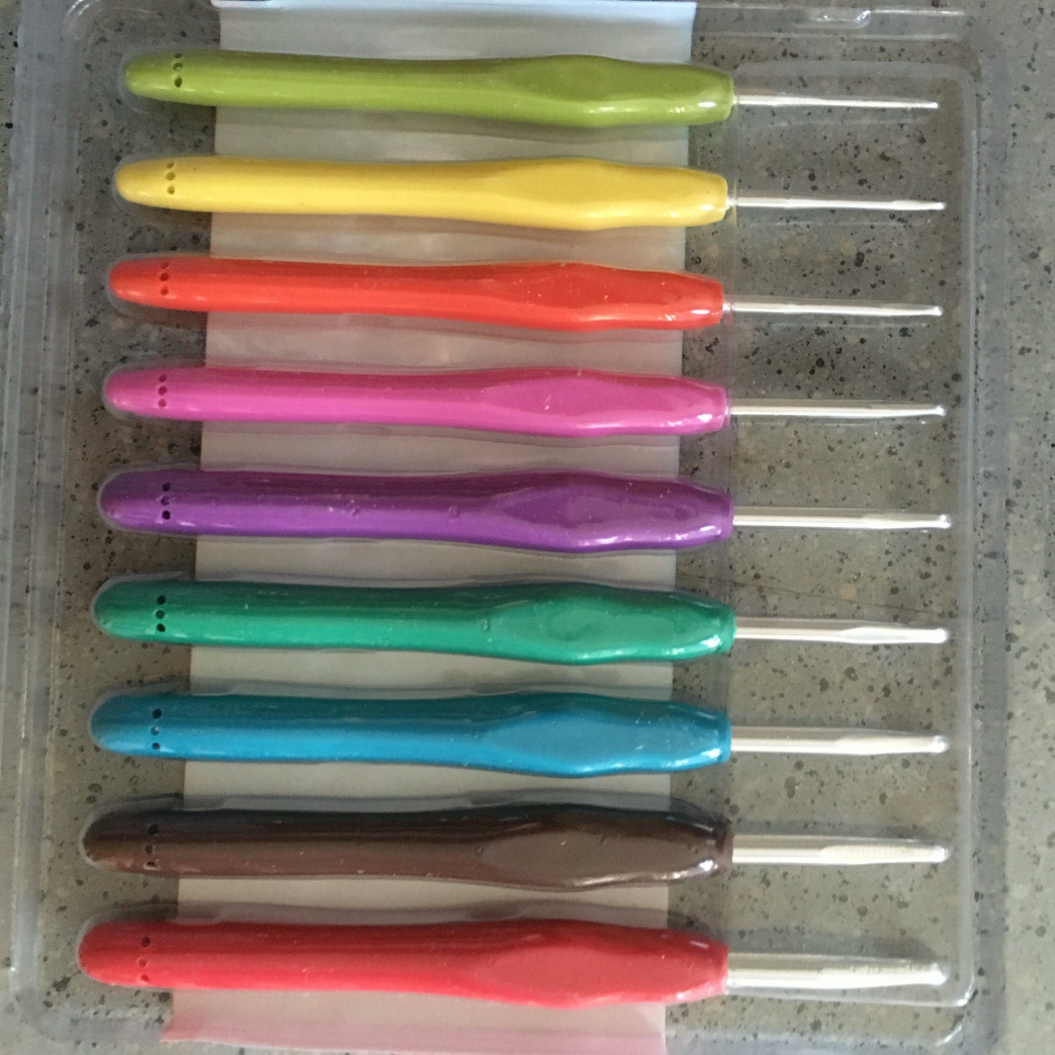 9 piece ergonomic crochet hook set 2mm 6 mm.