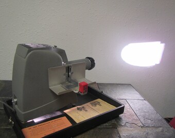 Vintage American Optical SLIDE PROJECTOR 300 # 4901 in Case with booklet ** AO projector, Works