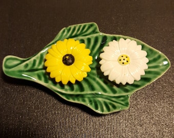 Daisy Flower Miniature Salt And Pepper Shakers.