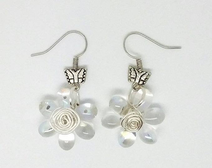 White flower wire wrapping earrings, white flower jewelry, White flower earrings, wire wrapping dangle, white daisy earrings