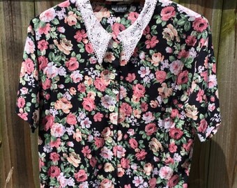 80s VINTAGE CROP TOP, floral button up blouse with lace collar