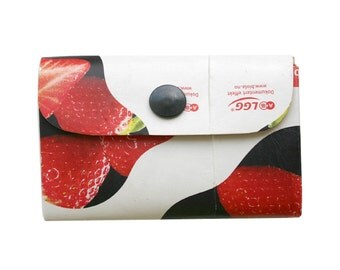 Upcycled carton wallet Norwegian strawberry milk purse Biola clutch syrnet melk soured milk gift white red black portemonnee Skandi design
