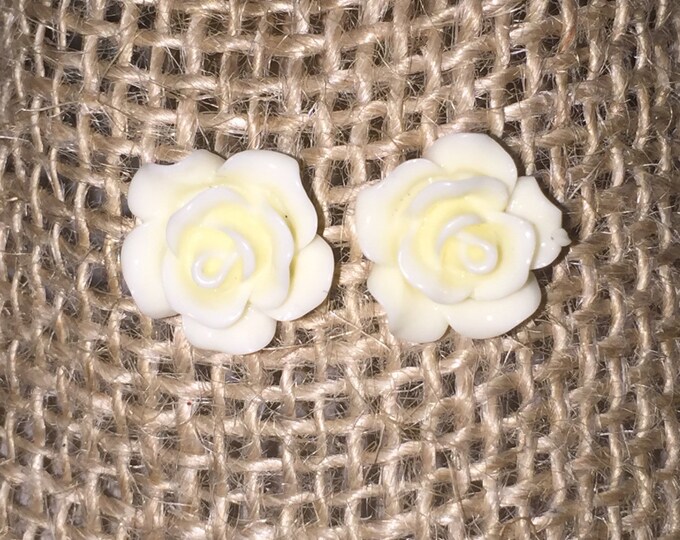 Flower stud earrings