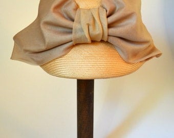 Vintage 1960s Natural/Beige Hat with Bow