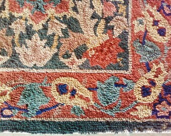 Reduced 10 percent ~~ 1940s HAND HOOKED Rug ( 30" x 52" ) Pretty Pattern and Nice Colors!