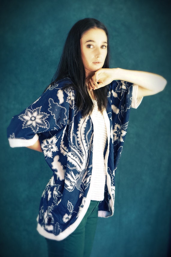 70s vintage batik cocoon kimono printed blue white 70s vintage batik cocoon kimono printed blue white