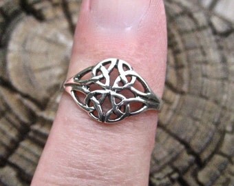 Pretty Vintage 925 Sterling Silver Celtic Ring