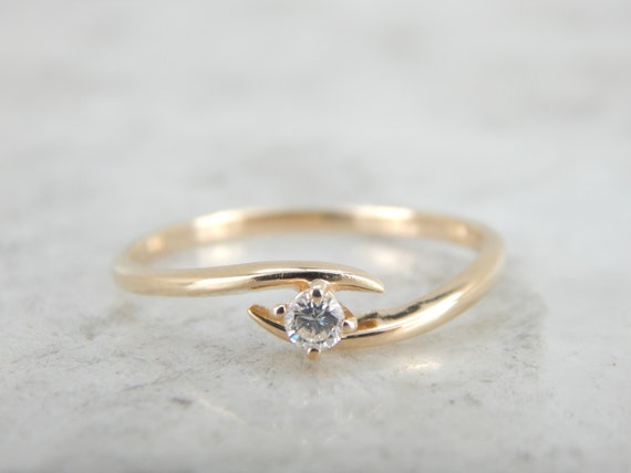 Small Diamond Bypass Ring in Yellow Gold Q6Z2MX-D