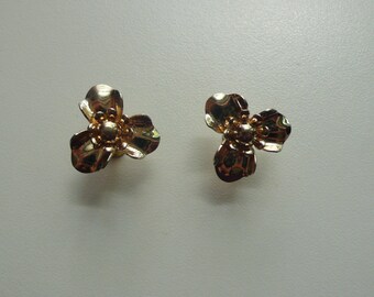 Vintage Gold Tone Flower Earrings | screw back