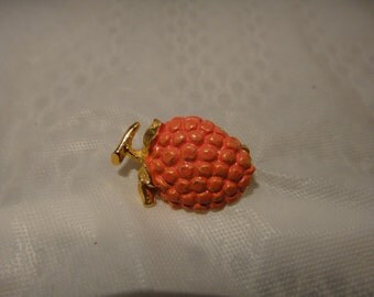 Vintage small fruit strawberry brooch