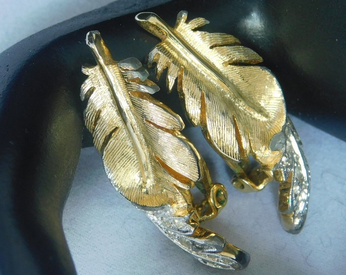 Panetta GLITTERING LEAF NEW Vintage Designer Gold Tone Detailed Curled Clear Rhinestone Nature Beautiful Signed Clip Earrings! 407