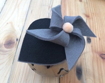 G&B. Grey and black felt pinwheel fascinator/head piece.