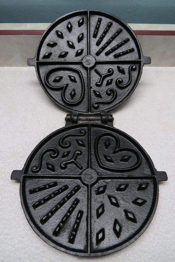 Pre Griswold Cast Iron Waffle Iron Heart Shaped Waffle Panini