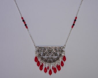 Collier connecteur argenté, perles de verre dagues noires-cuivrées et rouges à facettes
