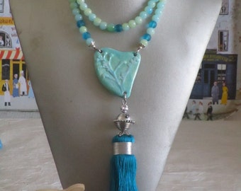 Ravissant collier sautoir perles et connecteur céramique "Des herbes folles"