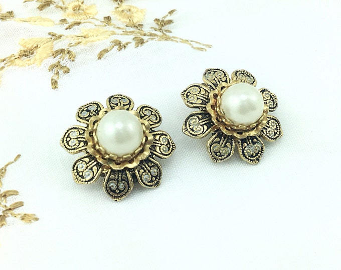 Vintage Spanish Black and Gold Damascene Flower Earrings, Toledoware Earrings with Pearl Cabochons. Spanish Earrings.