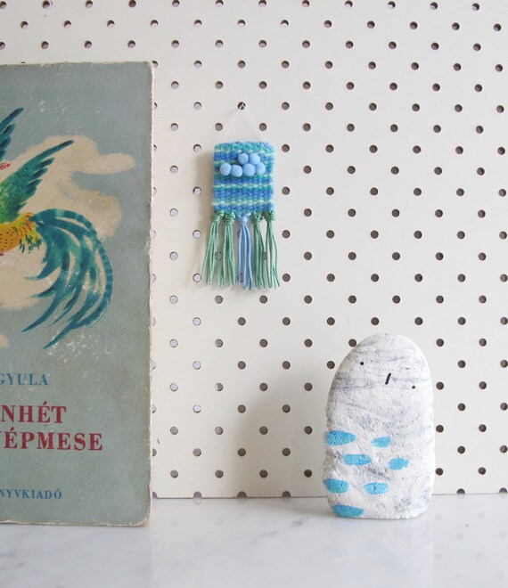 Mini weaving loom tapestry necklace pendant with shuttle