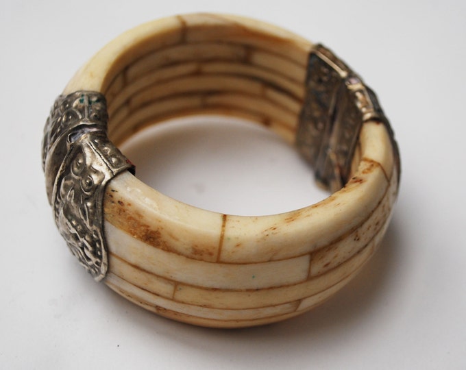 Boho Chunky Bone bracelet - Creamy white brown bone with silver metal - Hinged bangle - India _clamper