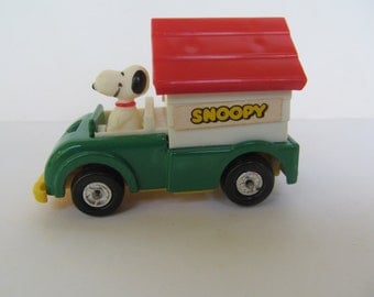 Peanuts Snoopy AVIVA Toy - Snoopy with Doghouse - made in Hong Kong
