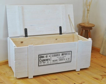 Big white trunk coffee table with vintage print | side board | chest | crate | storage bench | table | bar | steamer trunk | wooden | shabby