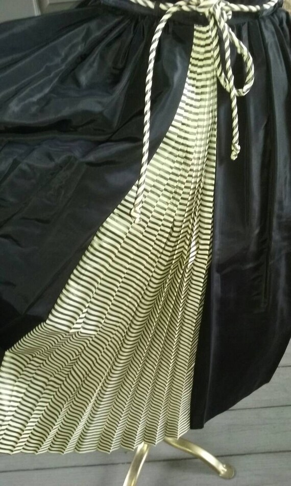 Amazing 1950s black taffeta skirt with black and white
