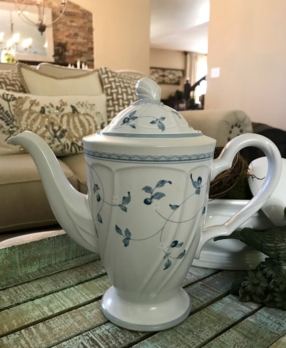Noritake Stoneware Coffee Pot or Teapot with Lid Strawberry