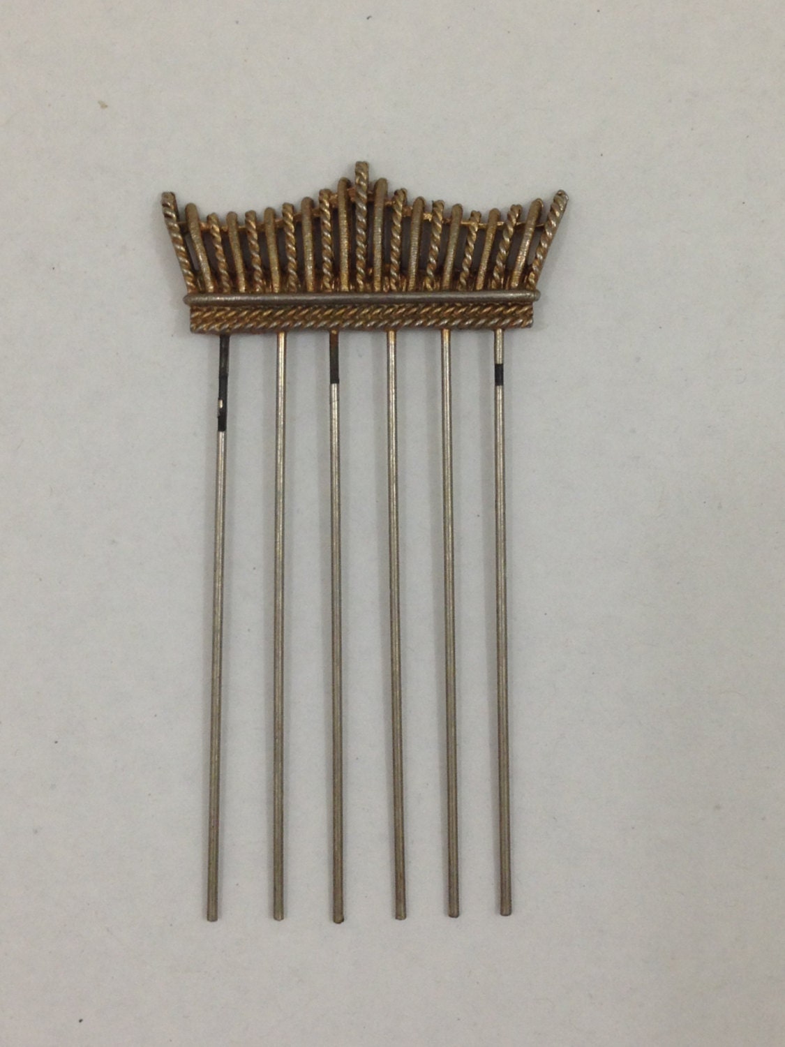 Vintage metal hair pick comb with gold crown like design
