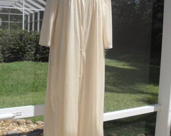 Vintage Lorraine Peignoir Set of full length Robe and Gown, Unworn w/ paper tag, Cream nylon Size Large, Lace accented bodice, Front buttons