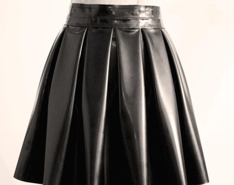 Latex short pleated skirt