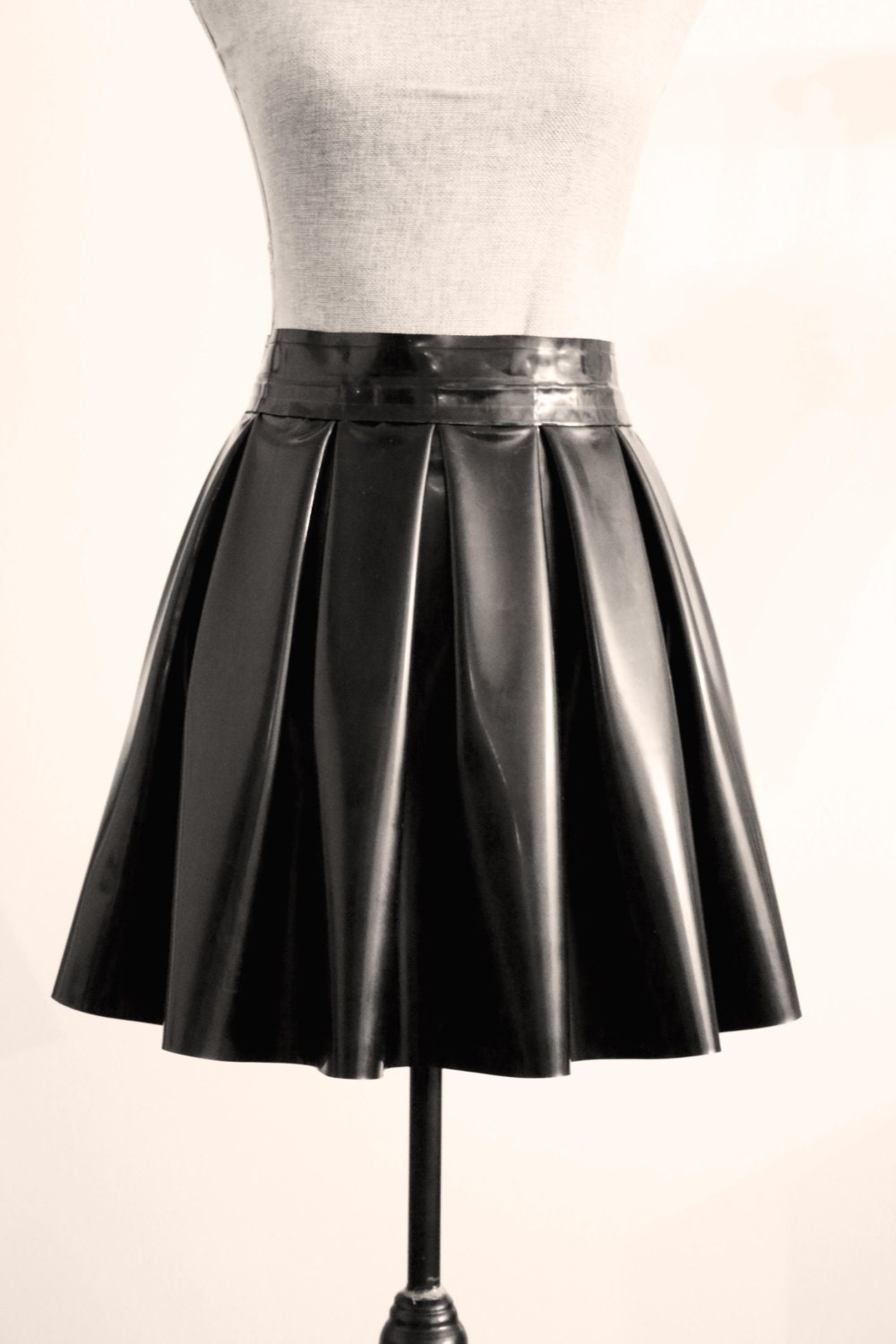 Latex short pleated skirt