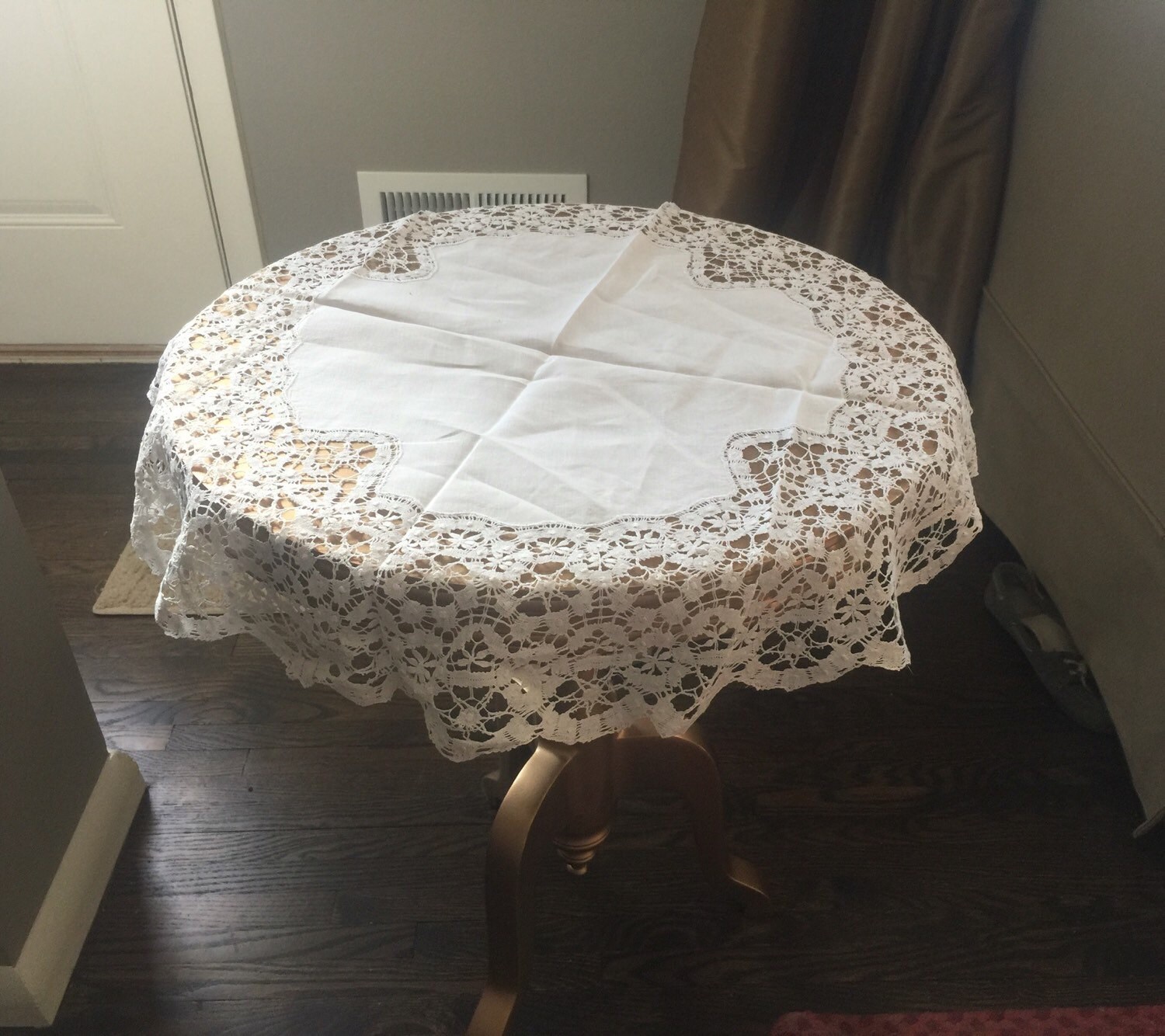 Beautiful round lace tablecloth cross design