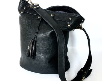 Large leather bucket bag No. 013 in black buffalo hide