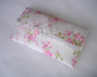Etui à lunettes en tissu fleuri et dentelle blanche