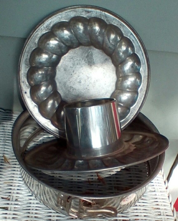 Vintage Kaiser Aluminum Springform Baking Pan. Vintage