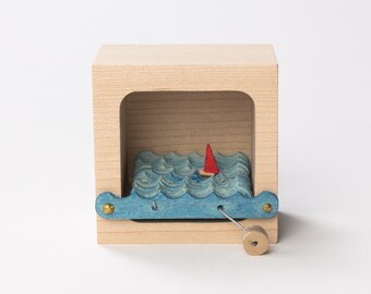 Kinetische sculptuur met natuurlijke houten achtergrond