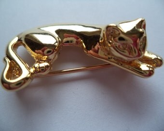 Fabulous Unsigned Goldtone Small Lazy Cat Brooch/Pin