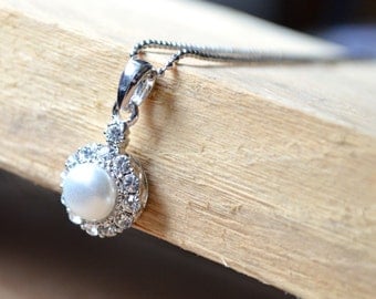 Necklace pearl cabochon pendant