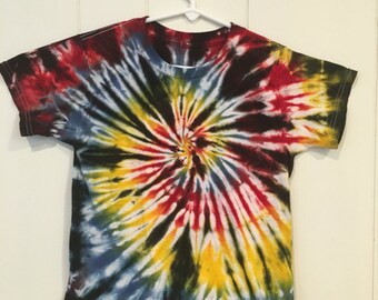 Youth Medium Fruit of the Loom T Shirt, Classic Spiral Tie dye with black.