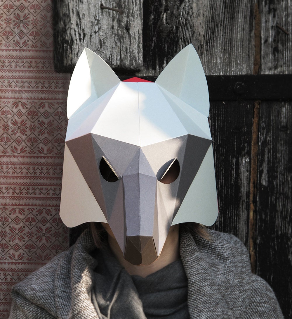 Видео маски бумаги. Маска волк. Маска из картона «волк». Картонная маска волка. Маска волка объемная.