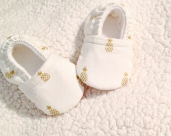 Baby booties Metallic Gold Pineapple Print (prints may vary), Crib shoes, baby shoes, Baby Gift