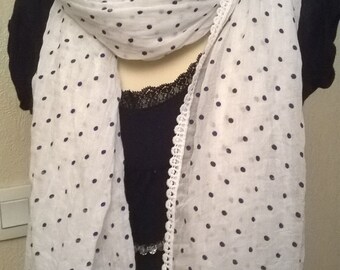 Veil of white cotton scarf