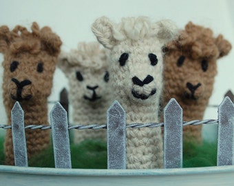 Pattern: Crochet Alpaca Finger Puppet