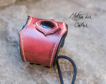 Mahogany leather and onyx cabochon bracelet