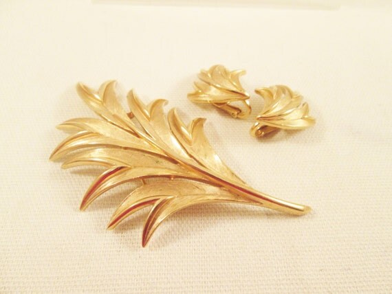 Crown Trifari Leaf Jewelry Set Brooch Clip On Earrings Gold