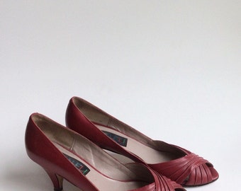 SALE /// 80s Red Leather Peep Toe Pumps / 1980s Vaneli Vintage High Heels / Size 6.5