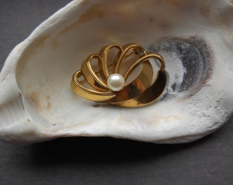 Vintage 12K Gold Filled WINARD brooch with pearl