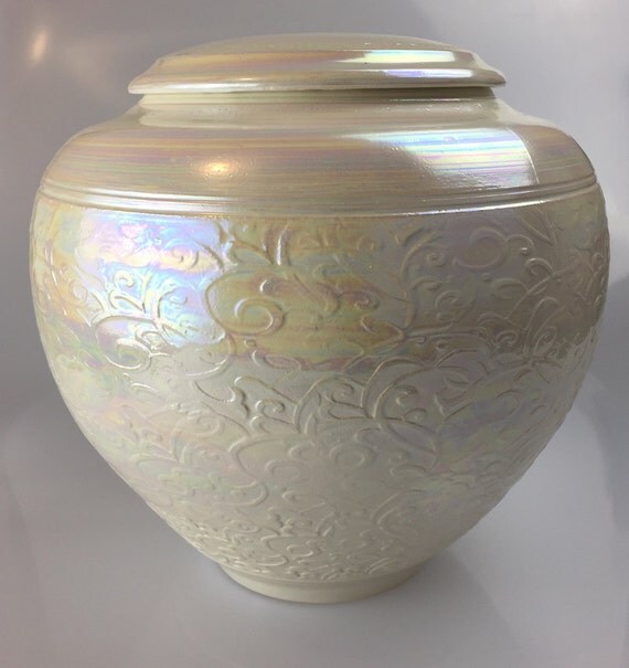 Niches and Urns Cremation Urn for Ashes in Pearlescent Lustre