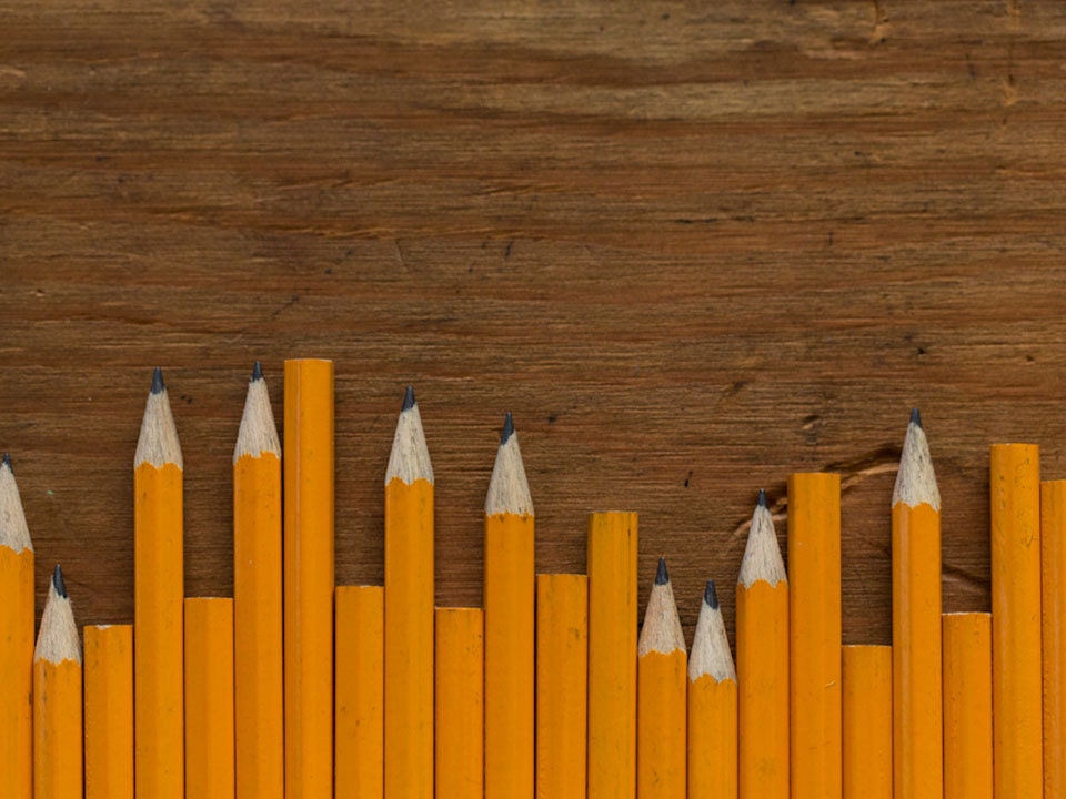 Crayons sur une table